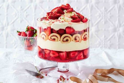 Strawberry daiquiri trifle Trifle Cheesecake, Pavlova Trifle, Classic Trifle, Christmas Trifle Recipes, Christmas Trifle, Xmas Desserts, Trifle Dish, Trifle Bowl, Trifle Desserts