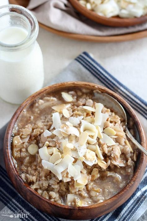 Bowl of oatmeal topped with coconut and almonds. Oatmeal With Coconut Milk, Oatmeal Instant Pot, Menu Sarapan Sehat, Resepi Biskut, Healthy Oatmeal Recipes, Steel Cut Oatmeal, Instant Oatmeal, Steel Cut Oats, Kitchen Cafe