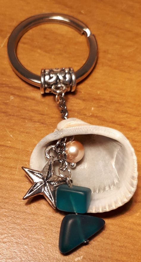 Sea Keychain, Seashell Art Diy, Beach Keychain, Anting Manik, Ankle Bracelets Diy, Art Coquillage, Shells Diy, Car Charms Mirror, Shell Crafts Diy