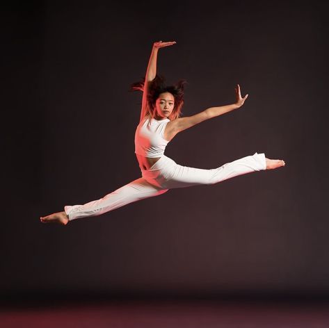 Dance Poses For Pictures Jumps, Dance Photography Jumps, Dancer Action Shots, Dance Photography Poses Simple Jazz, Jump Dance Poses, Jumping Dance Poses, Dance Action Shots Jumps, Dance Jumps Photography, Professional Dance Photos