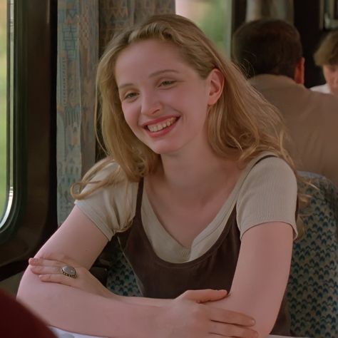 Julia Delpy 90s, Celine Before Sunrise Aesthetic, Celine Before Sunrise Outfit, Julie Delpy Style, Before Sunrise Outfit, Julie Delpy 90s, Julie Delpy Before Sunrise, Celine Before Sunrise, Sunrise Trilogy