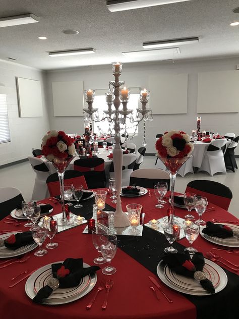 Quince Red And Black Theme, Debut Theme Ideas 18th Black And Red, Sweet 16 Decorations Red And Black, Black And Red Table Setting, Red And Black Table Decorations Quinceanera, Quince Venue Ideas Red And Black, Burgundy Quince, Debut Decorations, Red Table Settings