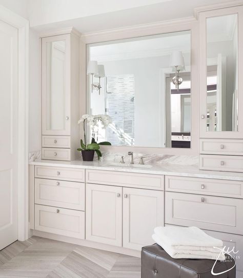 Bathroom Mirror Makeover Frames, Makeover Kamar Mandi, Bathroom Mirror Makeover, Bathroom Mirror Design, Bathroom Vanity Designs, Farmhouse Bathroom Vanity, Double Sinks, Large Bathroom, Small Bathroom Vanities