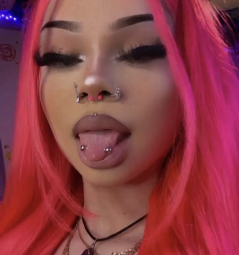 Side Eye Piercing, Piecing Ideas Face, Cute Facial Piercings Ideas, Frowny Piercing Mouth, Full Face Piercings, Dainty Face Piercings, Face Piercings Women, Cute Facial Piercings, Piercings Face