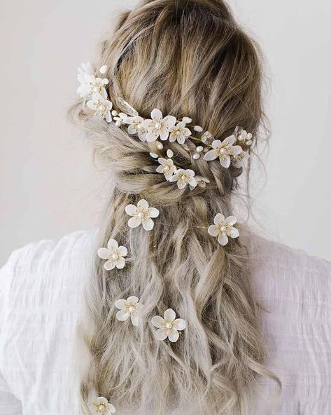 Accessories for the bride Flowers Bridal Hair, Bridal Hair Pin, Design For Wedding, Veil Styles, Romantic Wedding Hair, Latest Hair, Hair Adornments, Bridal Hair Flowers, Ivory Bridal