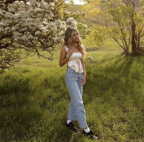 Flare Jeans Outfit Senior Pics, Senior Pictures Outfits Flower Field, Senior Pictures Outfits Jeans, Senior Photo Outfit Ideas, Senior Picture Outfit Ideas, Senior Pictures In Flowers Fields, Senior Pics Flowers Fields, Wild Flowers Senior Photos, Senior Photography Poses