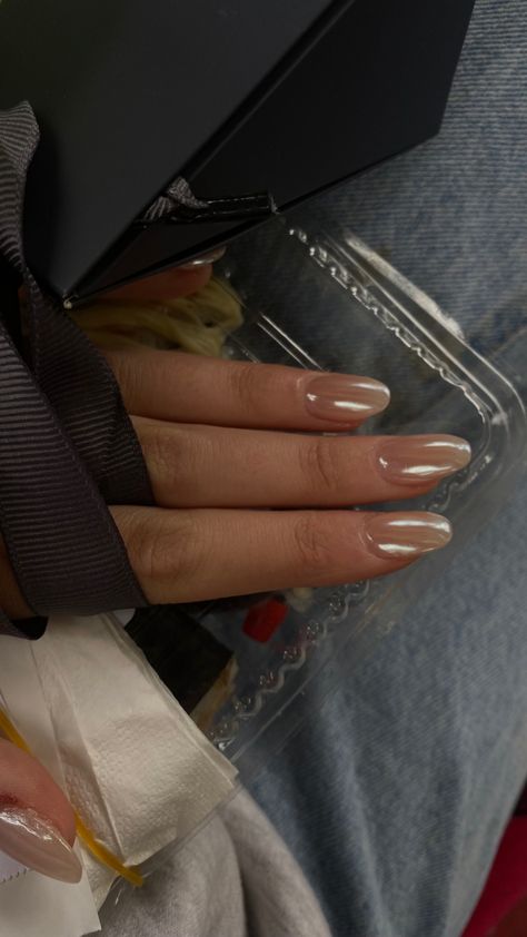 Brown Milky Nails, Crome Nails Beige, Chrome Nails Tan Skin, Cute Nails For Tan Skin, White Nails Tan Skin, Nail Ideas Tan Skin, Brown Nails On Tan Skin, Brown Sheer Nails, Gold Reflective Nails