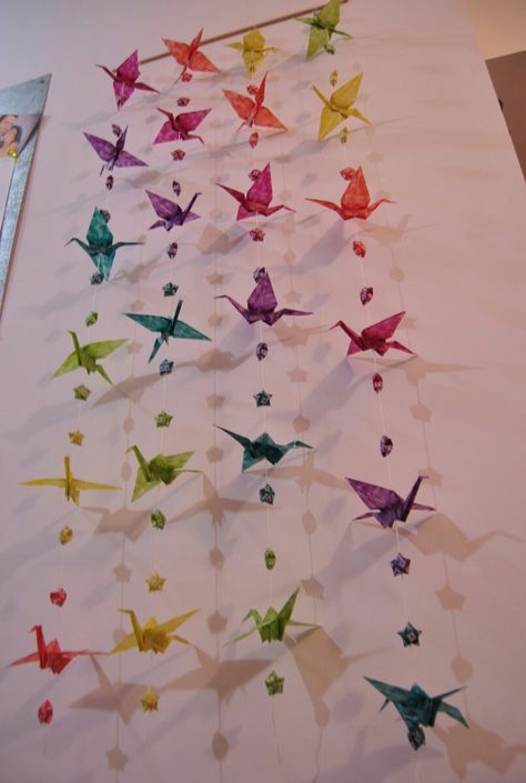 Origami Crane Decoration, Paper Crafts Hanging, Diy Paper Lanterns, Origami Garland, Origami Decor, Japan Decor, Dance Crafts, Origami And Quilling, Wall Art Diy Paint