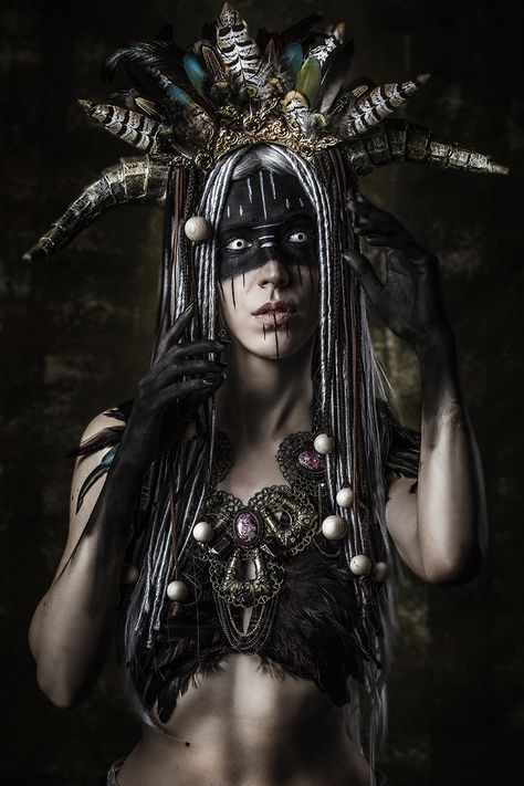 Satanic Witch Costume, Pagan Makeup, Priestess Costume, Voodoo Priestess, Halloween Makeup Inspiration, Witchy Fashion, Halloween Make Up, Witchy Woman, Fantasy Makeup