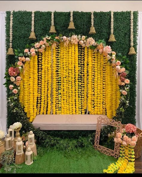 Flowers Lotus, Mehendi Decor Ideas, Wedding Background Decoration, Housewarming Decorations, Mandap Decor, Marriage Decoration, Wedding Planning Decor, Desi Wedding Decor, Mehndi Decor