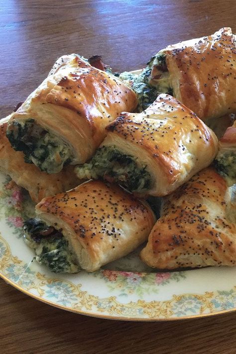 These spinach rolls are a quick and easy appetizer recipe! Bake the best rolls using spinach, feta cheese, and puff pastry. If you love spinach dip, you will love baking these spinach rolls for an appetizer or snack for a football tailgate, potluck, Christmas, or Thanksgiving! Spinach Rolls With Puff Pastry, Vegetarian Finger Food, Spanakopita Recipe, Spinach Puff Pastry, Spinach Rolls, Best Party Appetizers, Homemade Baking, Fingerfood Party, Frozen Puff Pastry