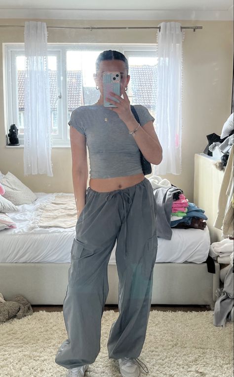 Summer Outfits Parachute Pants, Grey Drawstring Pants Outfit, Grey Parachute Pants Outfit Summer, Parachute Pants Grey Outfit, Parachute Pants Summer Outfit, How To Style Grey Parachute Pants, Light Blue Parachute Pants Outfit, Light Grey Parachute Pants Outfit, Parashut Pants Outfit Winter