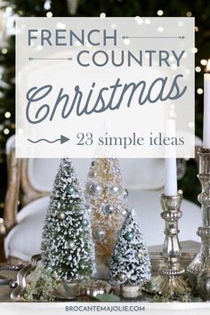 French Country Winter Decor, Xmas Decorations Ideas Diy, French Country Wall Decor Ideas, French Country Christmas Decorating, White Christmas Table Setting, Xmas Tablescapes, French Decorating Ideas, French Country Christmas Tree, French Farmhouse Living Room