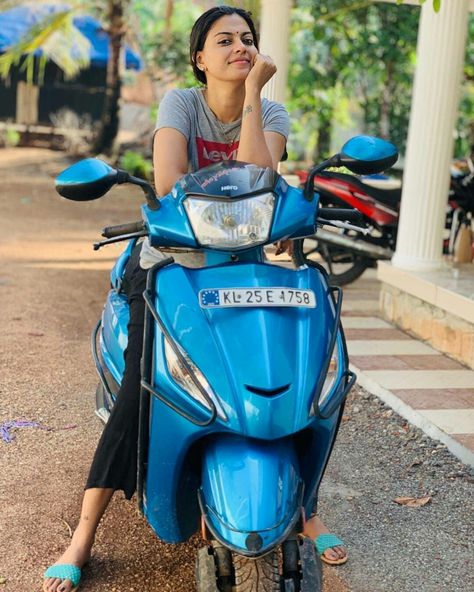 Anusree Actress, Scooty Bike, Facebook Profile Picture, Hd Wallpapers For Mobile, Tablet Wallpaper, Whatsapp Dp, Wallpapers Hd, Photo Wallpaper, Hd Images