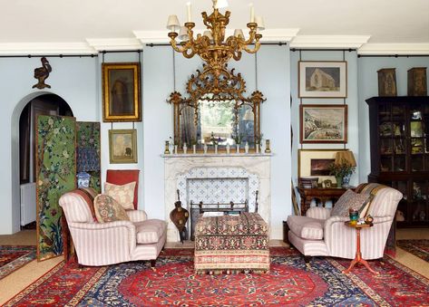 Tour the London home of English antiques dealer and interior decorator Robert Kime. Living Room Color Combination, Robert Kime, Room Color Combination, English Interior, English Country Decor, English Decor, Interior Minimalista, Sitting Rooms, London Flat