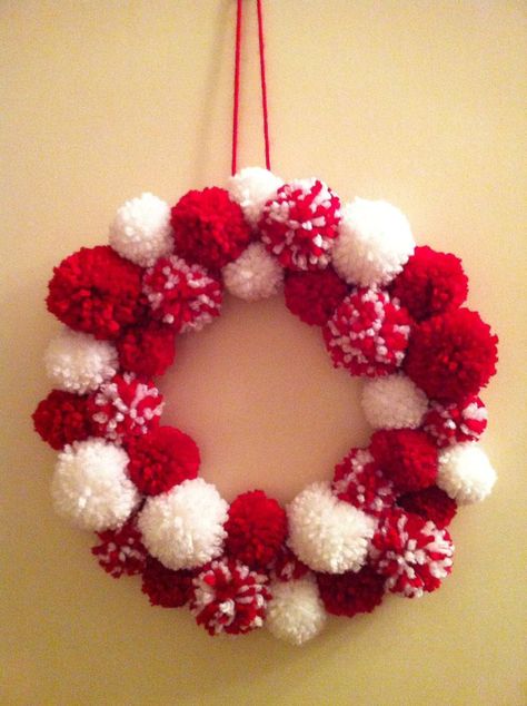 Martenitsa Ideas, Pompon Wreath, Pompom Wreath Christmas, Pom Pom Wreaths, Pom Pom Ideas, Christmas Pom Pom, Pom Wreath, Hantverk Diy, Valentines Wreath