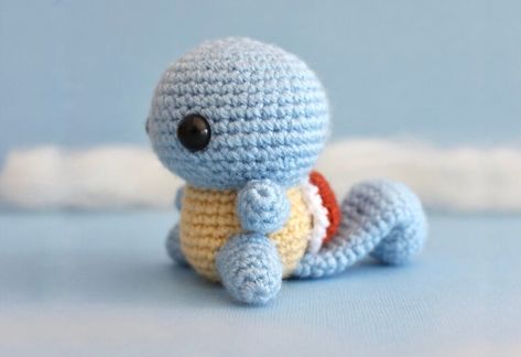 Free easy Squirtle crochet pattern - 53 stitches Crochet Pom Pom Hat, Pikachu Crochet, Pokemon Crochet Pattern, Crochet Scrubbies, Crochet Pokemon, Pokemon Pattern, Plush Crochet, Pola Amigurumi, Halloween Crochet Patterns