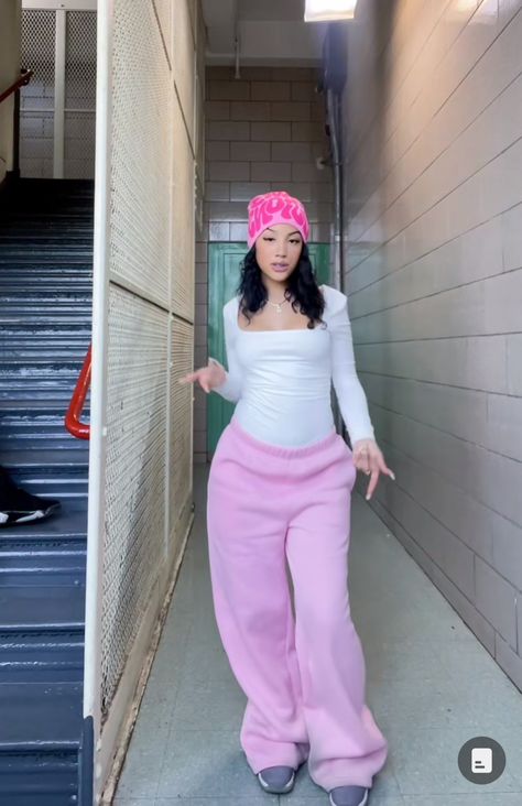 Light Pink Sweatshirt Outfit, Pink Joggers Outfit Casual, Girly Baddie Outfits, Pink Out Outfits, Plus Size Pink Outfits, Sweat Outfits For Women, Pink Joggers Outfit, Pink Outfits Black Women, Pink Sweats Outfit