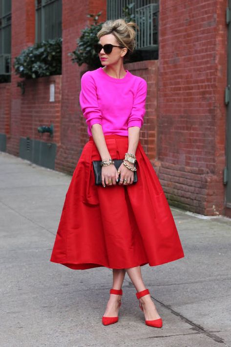 The color, the silhouette - the shoes! How to Wear Bright Color in The Fall and Winter: New Color Combinations to Try Ținute Business Casual, Color Trends Fashion, 여름 스타일, Aesthetic Red, Red Skirt, Red Prom, Dress Aesthetic, Cooler Look, Fashion Blogger Style