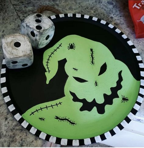 Oogie Boogie Wreath Diy, Oogie Boogie Door Hanger, Oogie Boogie Door Decor, Nightmare Before Christmas Door Hanger, Nightmare Before Christmas Door Decor, Couronne Halloween, Eek Sign, Nightmare Before Christmas 2, Christmas Pizza