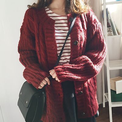 Red Academia Aesthetic, Gryffindor Aesthetic Outfit, 90s Outfit Ideas, Red Jacket Outfit, Cardigan Outfit Aesthetic, Gryffindor Outfit, Korean Winter Outfits, Academia Aesthetic Outfit, Dark Academia Outfits