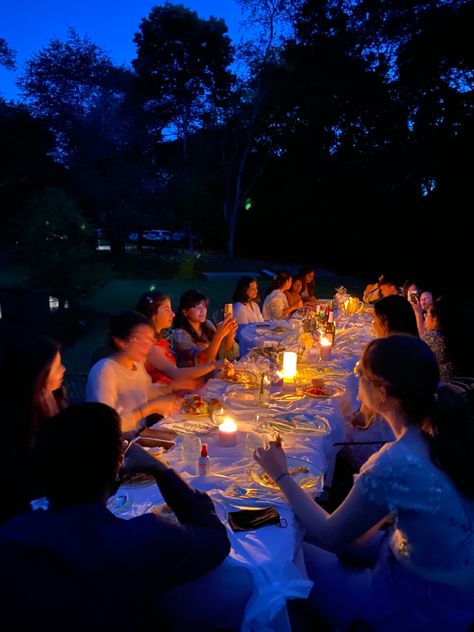 Garden Party At Night, Night Garden Party Aesthetic, Outdoor Dinner Party Aesthetic, Outside Dinner Party, Outdoor House Party, 17. Geburtstag, Summer Night Party, Outdoor Dinner Party, Indoor Birthday