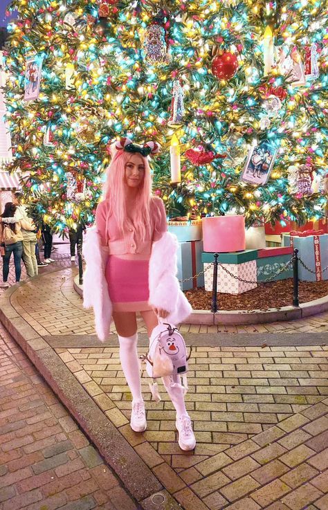 Leah Ashe Pictures, Ashe Aesthetic, Leah Ashe, Big Christmas Tree, Beautiful Christmas Trees, Beautiful Christmas, Harajuku, Like New, Christmas Tree