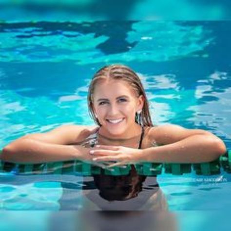 Swimteam Photoshoot, Swim Team Individual Pictures, Swim Senior Photoshoot, Swim Senior Banners, Swim Photoshoot Competitive, College Swim Team, Swimmer Portrait Photography, Swimmer Senior Photos, Waterpolo Senior Pictures