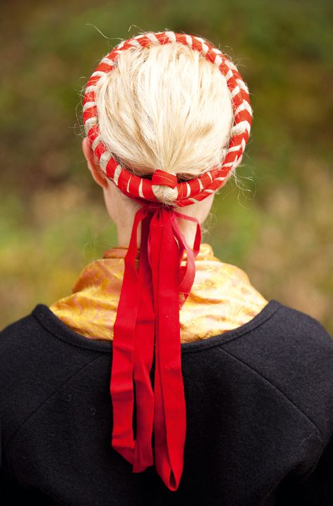 . Traditional Swedish Hairstyles, Traditional Scandinavian Hairstyles, Norwegian Dress, Nordic Clothing, Scandinavian Costume, Folklore Fashion, Casual Hair, Swedish Fashion, Folk Dresses