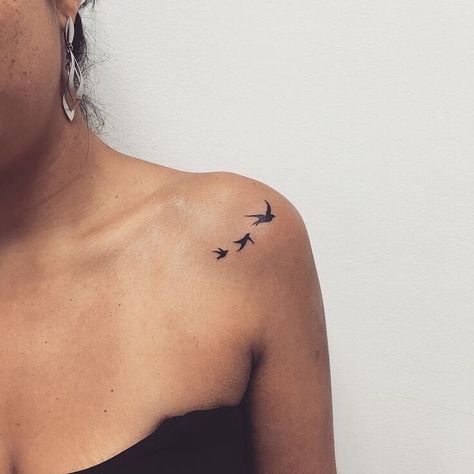 2001 Tattoo, Three Birds Tattoo, Little Bird Tattoos, Bird Tattoos For Women, Shape Tattoo, Muster Tattoos, Inspiration Tattoos, Cat Tattoos, Initial Tattoo