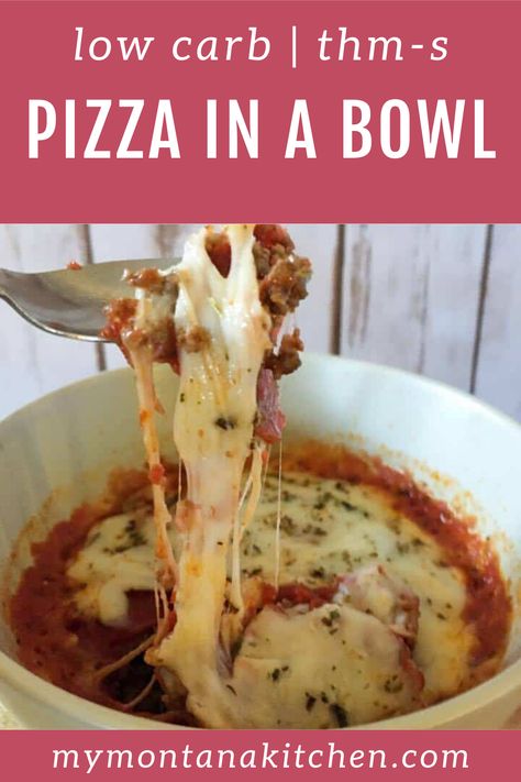 An easy, 5 minute lunch full of all the flavors of pizza and none of the carbs! No special ingredients required! #lowcarbpizza #pizzainabowl Pizza In A Bowl, Healthy Dinner For One, Easy Low Carb Meals, Low Calorie Pizza, Vsg Recipes, Pizza Bowl, Low Carb Meals, Bariatric Friendly Recipes, Bariatric Diet