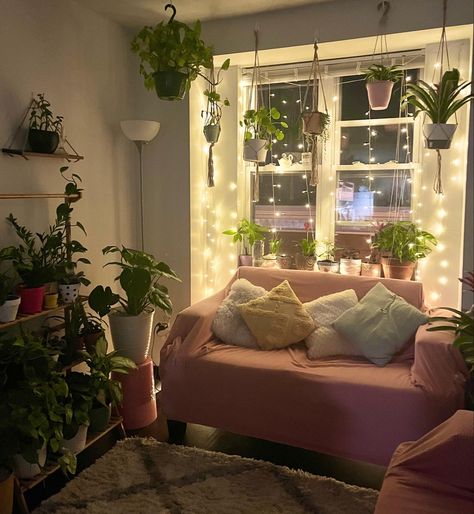 plants fairy lights pink sofa night time cute cozy Cozy Room Decor Fairy Lights, Room Ideas Low Light, Cozy Fairy Lights Living Room, Office With Fairy Lights, Flowery Aesthetics Room, Pink Living Room With Plants, Room Ideas Aesthetic Light Pink, Pink Room Plants, Pink Planty Bedroom