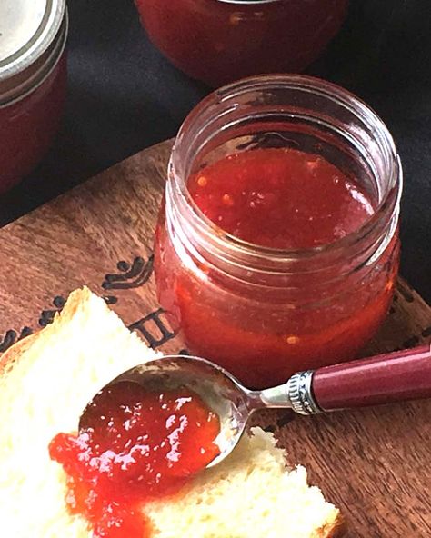 Chili Pepper Jelly Recipe, Red Pepper Jelly Recipe, Red Pepper Jam, Pepper Jelly Recipe, Pepper Jelly Recipes, Red Pepper Jelly, Jelly Sweet, Hot Pepper Jelly, Jelly Recipe