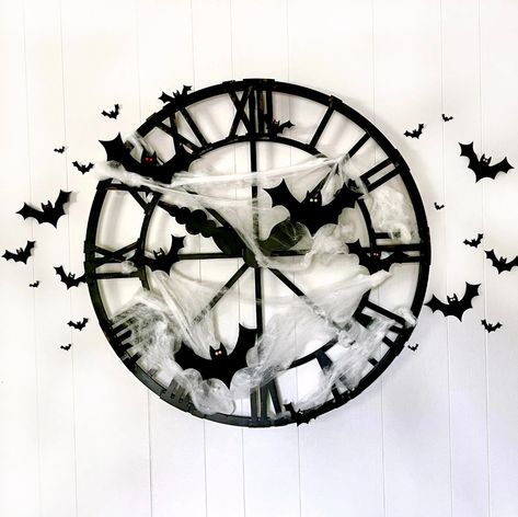 Halloween Clock, Bat Decorations, Diy Halloween Projects, Tropical Forest, Clock Decor, Halloween Diy Crafts, Halloween Bats, Halloween Projects, Cute Halloween