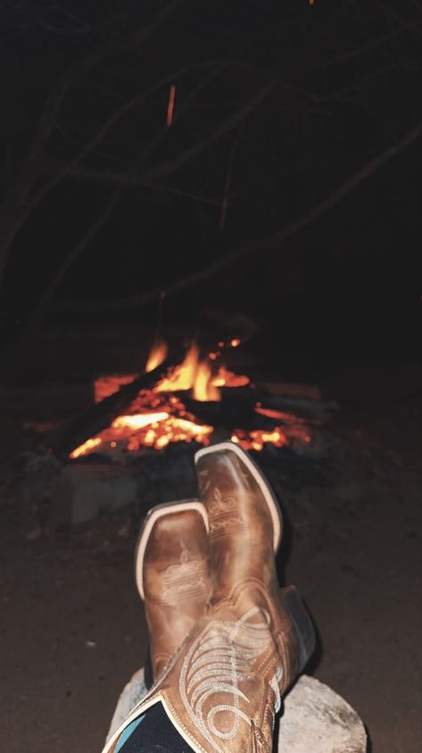 Southern Aesthetic, Country Couple Pictures, Night Pics, Western Photo, Cowgirl Baby, Country Couples, Country Summer, Western Shoes, Farm Photography