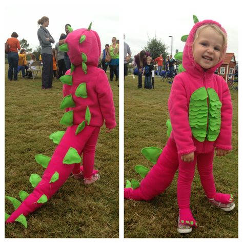 Pink DIY dinosaur costume. Hoodie and leggings from Walmart. I added felt plates and the ruffled belly. Then I made covers for her shoes and hands from extra felt. Girl Dinosaur Costume, Diy Dinosaur Costume, Toddler Dinosaur Costume, Costume Dinosaure, Kids Dinosaur Costume, Dinosaur Halloween Costume, Dino Costume, Diy Dinosaur, Hoodie And Leggings