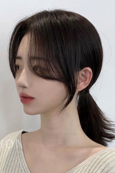 Korean Side Bangs, Korean Long Hair, Side Bangs Hairstyles, Hair Style Korea, Bangs For Round Face, Hair Inspiration Long, Asian Short Hair, Bangs With Medium Hair, Hairstyles For Layered Hair