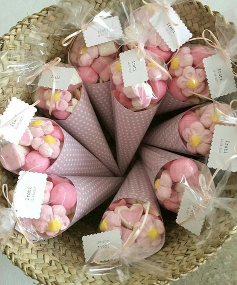 Marshmallow Gift Ideas, Ideas Amor Y Amistad, Ideas Para Amor Y Amistad, Homemade Party Favors, Ideas Baby Shower, Homemade Candy, Sweet Cones, Candy Party Favors, Baby Shower Cake Topper