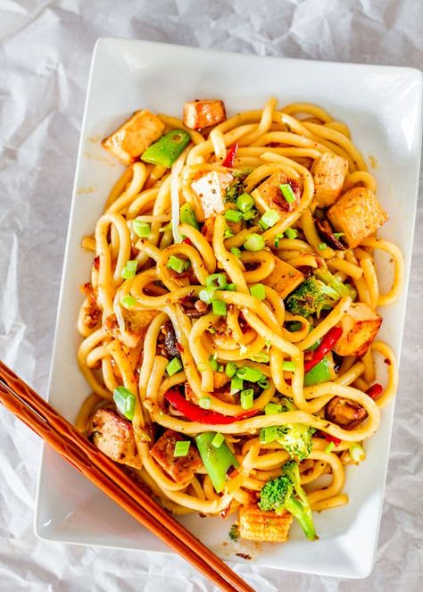 Tofu Drunken Noodles! Spicy, addictive, super yummy Udon noodles made with Tofu and a ton of veggies. Healthy and thankfully pretty easy to make. Drunken Noodles, Jo Cooks, Tofu Dishes, Noodles Recipe, Think Food, Green Onion, Tofu Recipes, Meatless Meals, Asian Dishes