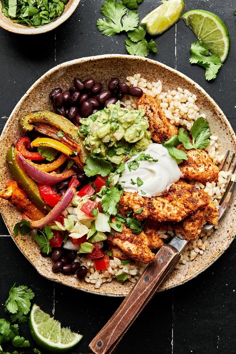 These fajita burrito bowls are ideal for meal prepping!! Taking cues from Chipotle’s burrito bowl, we like to pile everything up high making for one delicious prep ahead meal! Chicken Fajita Burrito, Healthy Lunch Bowls, Power Meals, Fajita Burrito, Meal Bowls, Burrito Bowl Meal Prep, Healthy Burrito Bowl, Mexican Bowl, Fajita Bowl