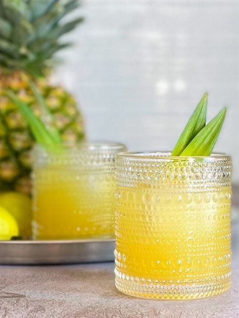 Mocktail Ginger Beer, Mocktail Pineapple, Ginger Beer Mocktail Recipe, Pineapple Kombucha, Pineapple Mule, Ginger Mocktail, Ginger Beer Drinks, Pineapple Margarita Recipe, Refreshing Mocktail