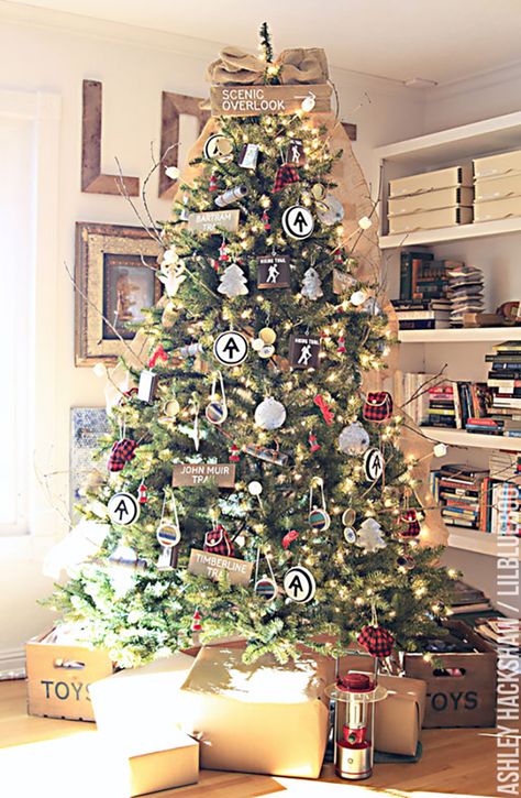 25 of the Most Inspiring Rustic Christmas Trees - Vintage Camping Theme Christmas Tree | LilBlueBoo Camping Ornaments, Christmas Tree Decorating Ideas, Tree Decorating Ideas, Christmas Tree Decorating, Cabin Christmas, Unique Christmas Trees, Tree Decorating, Cool Christmas Trees, Woodland Christmas