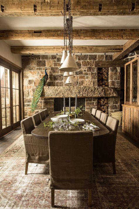 jake-arnold-design-aaron-paul-rustic-chic-idaho-home-2 Cabin Home Ideas, Log Cabin Kitchen Ideas, Cabin Dining Room, Log Cabin Kitchens, Modern Farmhouse Bedroom Ideas, Jake Arnold, Brick Living Room, Mountain Dream Homes, Mountain Interiors