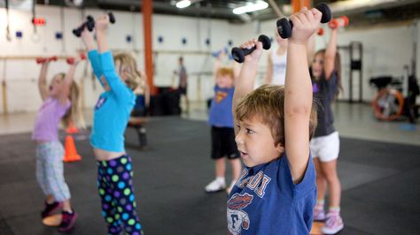 Is CrossFit Training Good For Kids? Bra Video, Wellness Club, Crossfit Training, Kids Training, Sport Body, Strong Muscles, Nutrition Health, Sport Photography, Sport Motivation