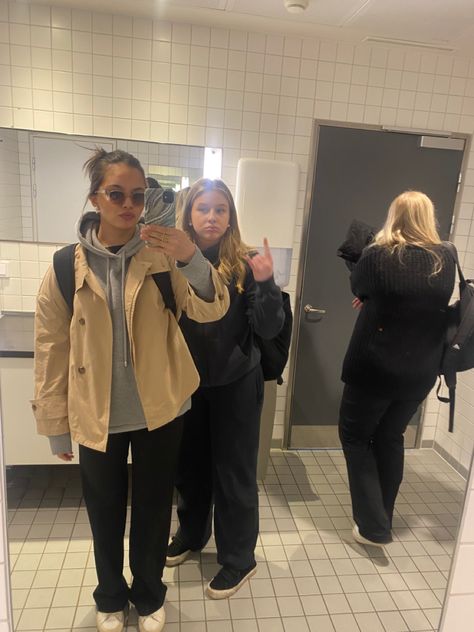 Short Tranche Coat Outfit, Short Trench Coat Outfit, Short Trenchcoat, Outfit Traveling, Friends Traveling, Outfit Airport, Mirror Picture, Short Trench Coat, Trench Coat Outfit