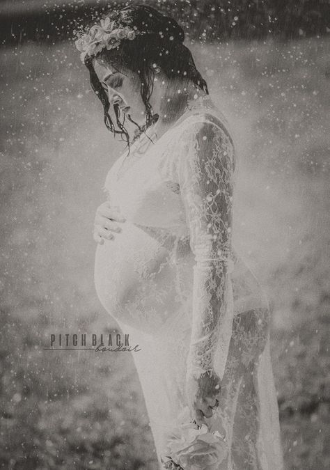 Rain Maternity Photos, Pictures In The Rain, Maturity Pictures, Maternity Ideas, Maternity Pics, Pitch Black, Black White Photography, Maternity Shoot, Maternity Photos