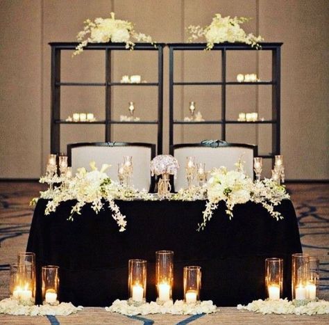 Black And White Wedding Ideas, Diy Table Runner Wedding, White Wedding Table Setting, Head Table Wedding Backdrop, White Wedding Ideas, White Table Settings, Elegant Wedding Flowers, Black And White Wedding Theme, White Wedding Decorations