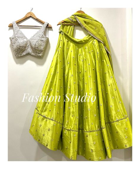 Neon Green Lehenga, Lehenga Punjabi, Green Silk Lehenga, Bridesmaids Lehenga, Chiffon Lehenga, White Lehenga Choli, Pakistani Lehenga, Bridesmaid Lehenga, Silk Lehenga Choli