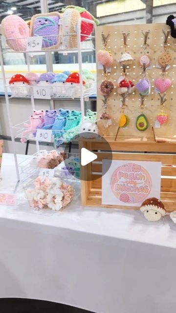 Craft Fair Crochet Display, Crochet Booth Display Ideas, Crochet Market Setup, Crochet Display, Booth Aesthetic, Crochet Craft Fair, Vendor Booth Display, Craft Fair Booth Display, Vendor Displays