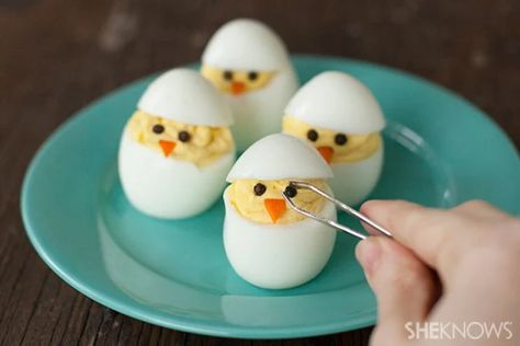 An Adorable Hatching Chick Deviled Egg Recipe for Your Easter Menu – SheKnows Easter Snack Recipes, Fun Easter Snacks, Chick Deviled Eggs Recipe, Healthy Easter Snacks, Easter Deviled Eggs, Thorn Birds, Deviled Eggs Easy, Easter Appetizers, Deviled Eggs Classic